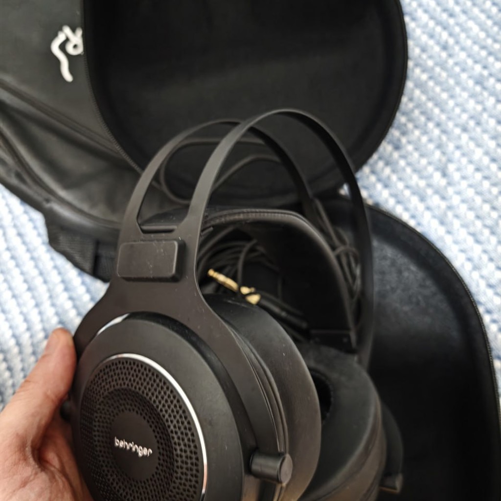 Студийные наушники BEHRINGER ALPHA