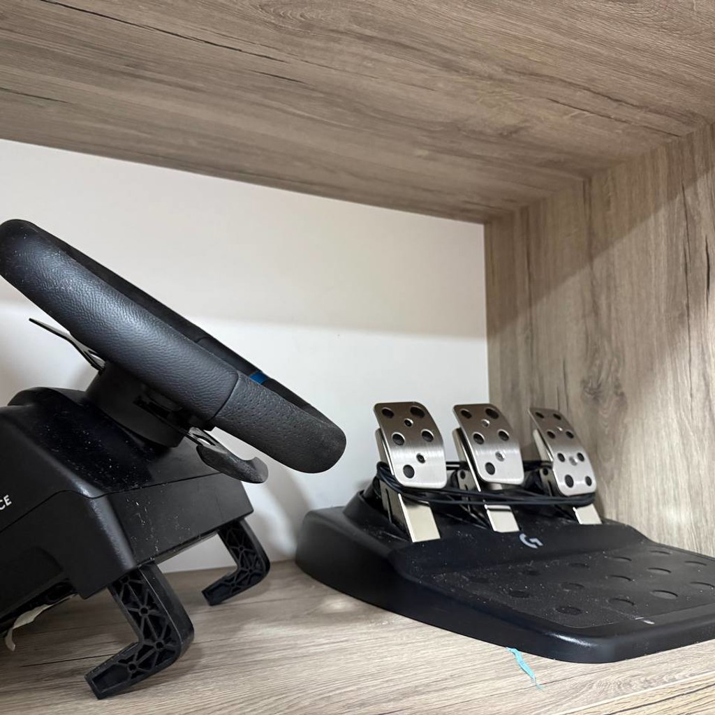 Игровые руль и педали Logitech G923