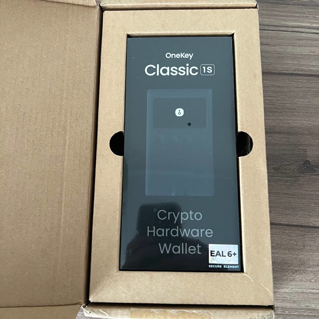 Crypto wallet OneKey Classic 1S