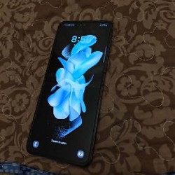 Samsung Galaxy Flip 4 - фото 2