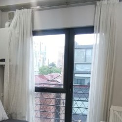 Карниз с тюлью и шторой - фото 1
