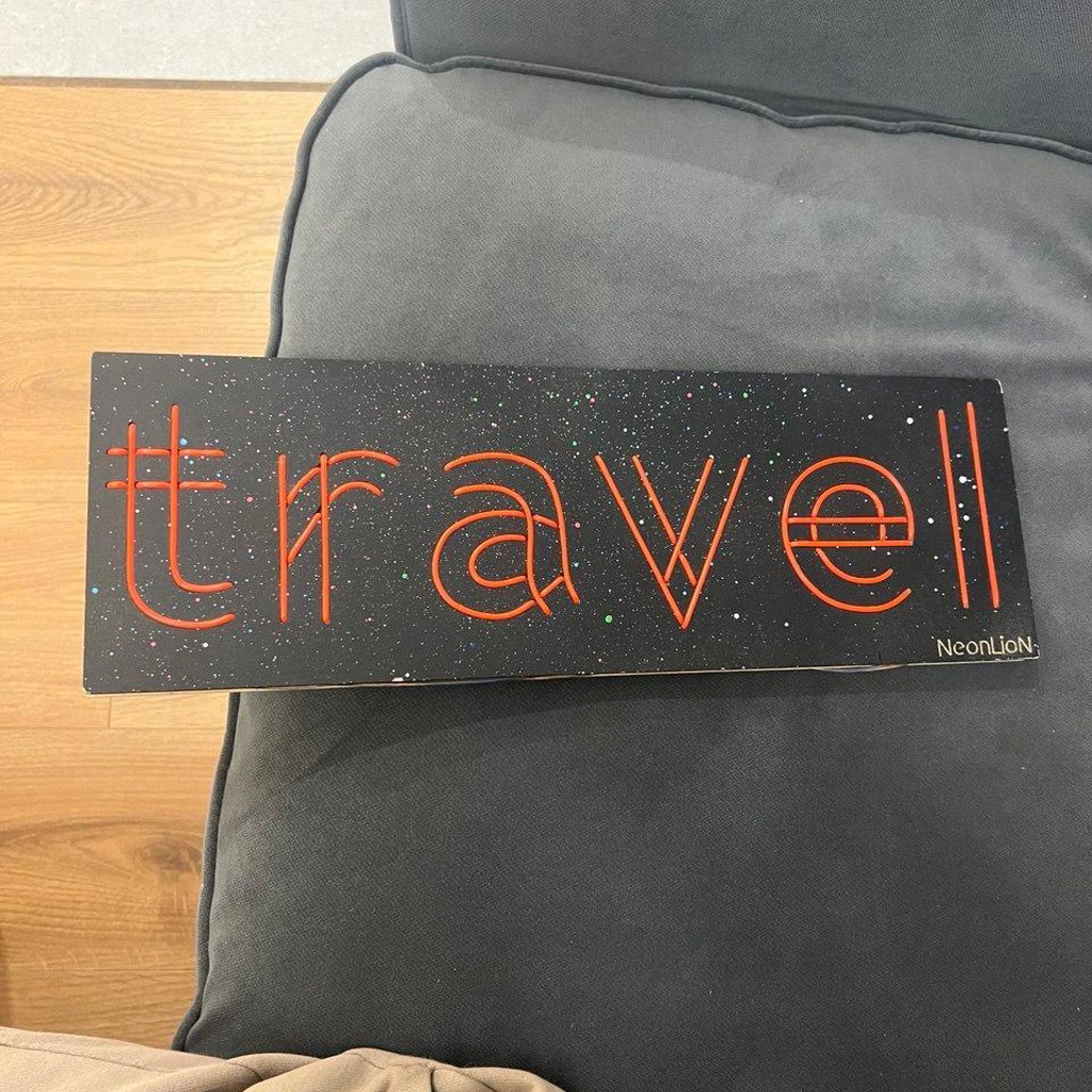 Неоновая вывеска 'travel'