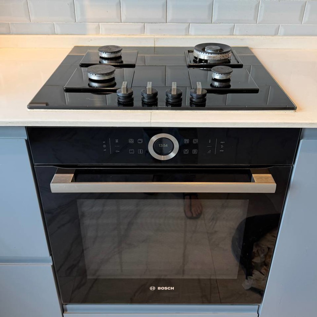 Встраиваемый духовой шкаф Bosch HBG655NB1