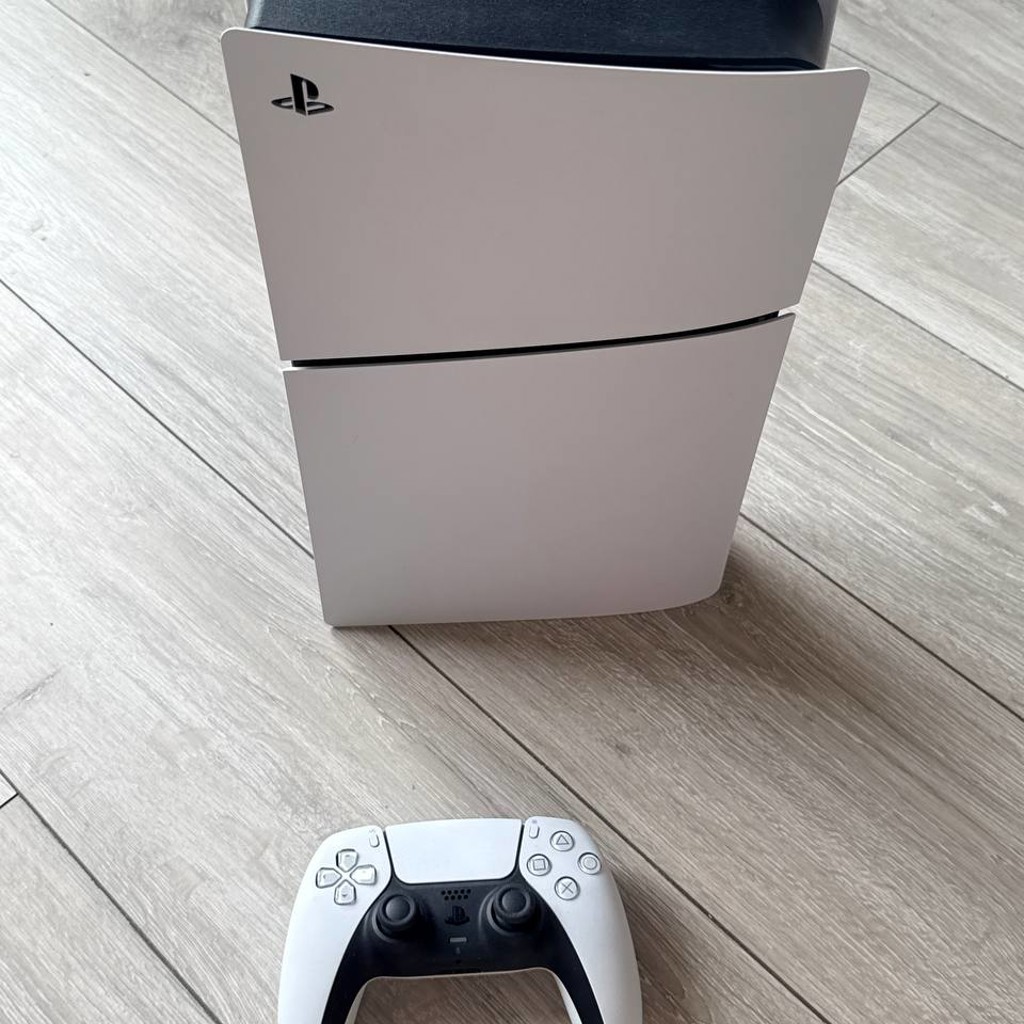 PS5 с контроллером