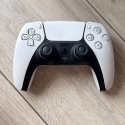 PS5 с контроллером - фото 2