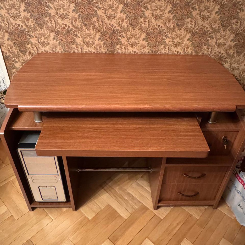 Письменный стол