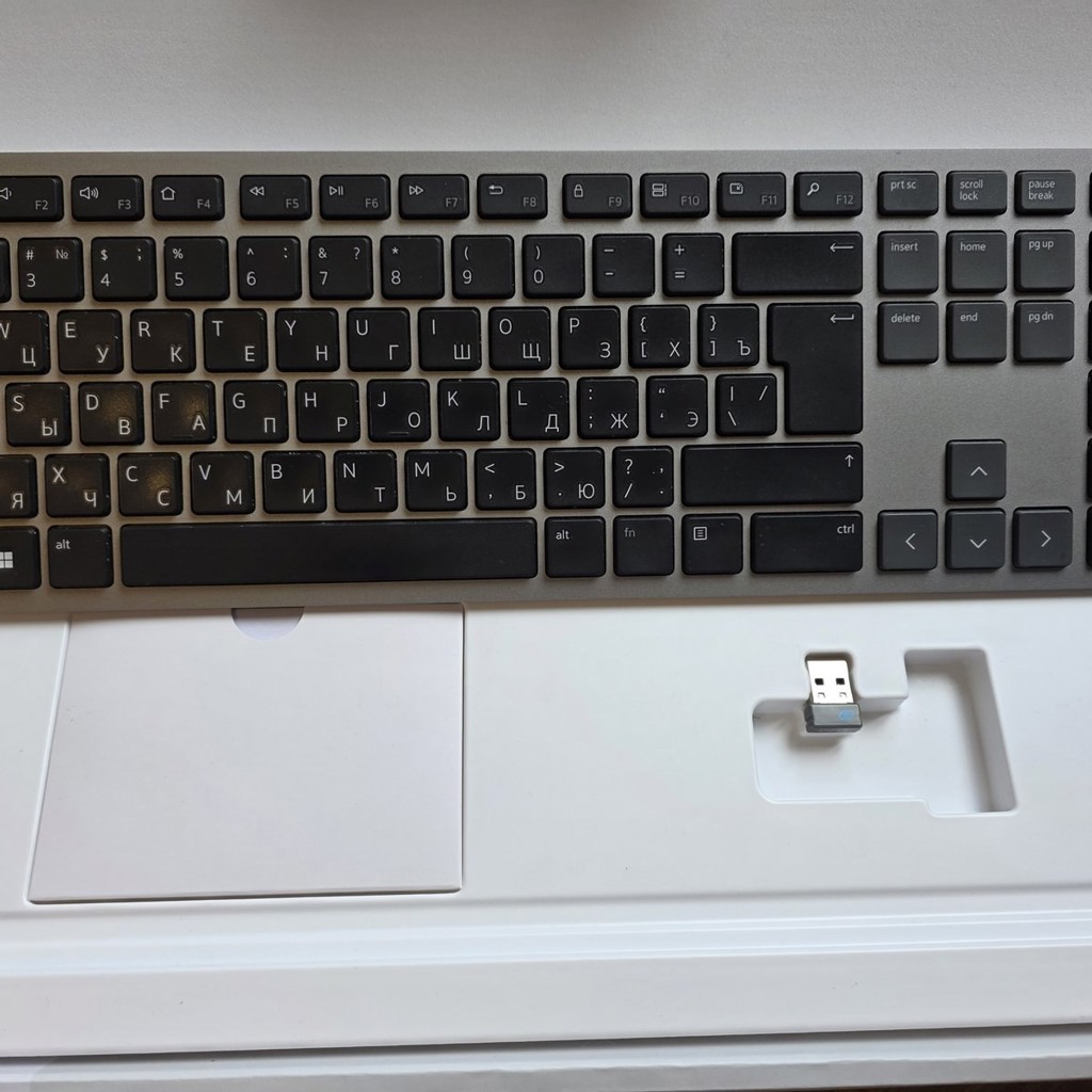 Беспроводная клавиатура Dell KB700