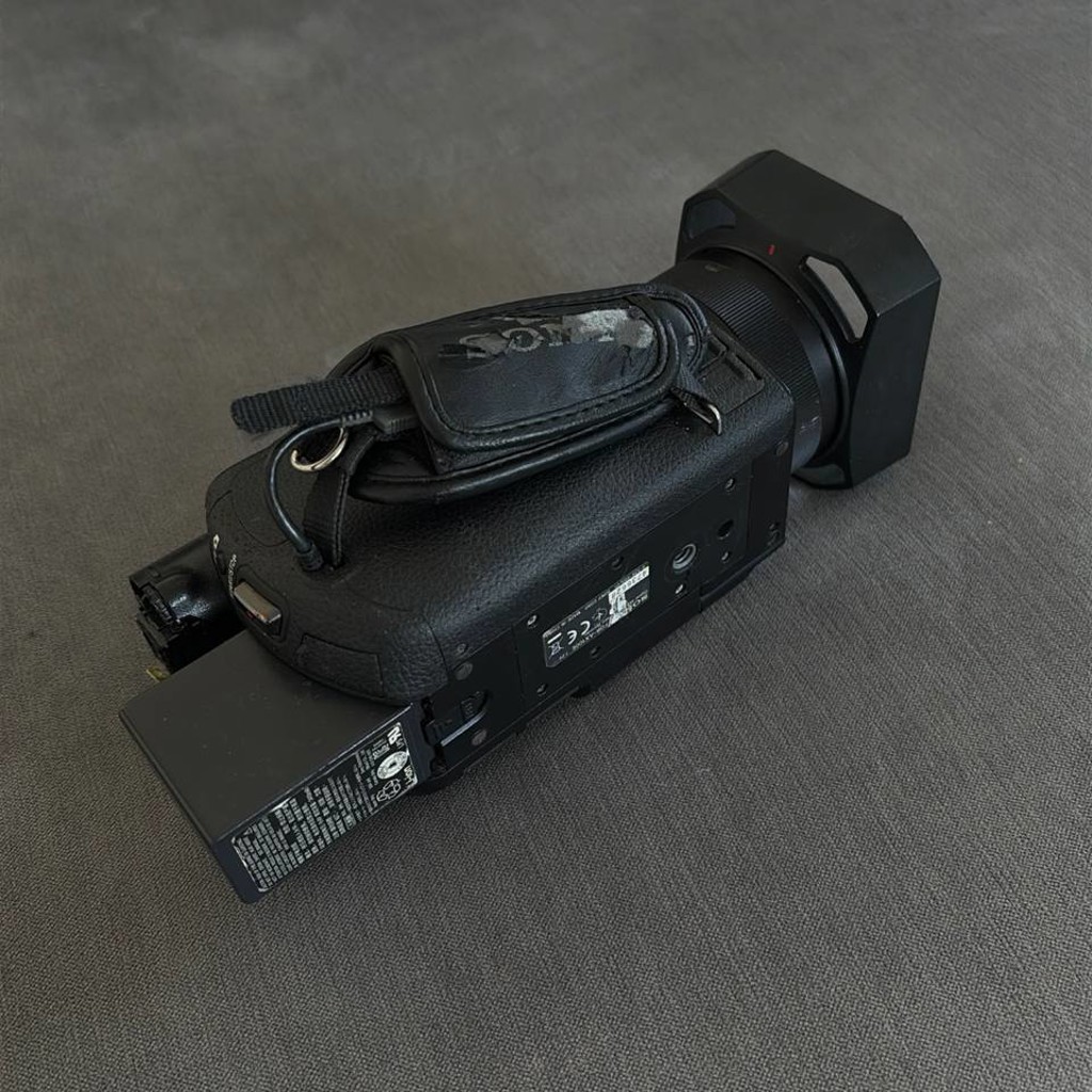 Видеокамера 4К Sony FDR Camcorder AX100