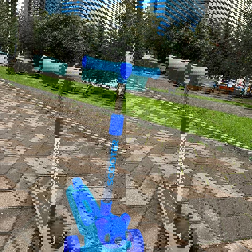 Самокат со светящимися колесами