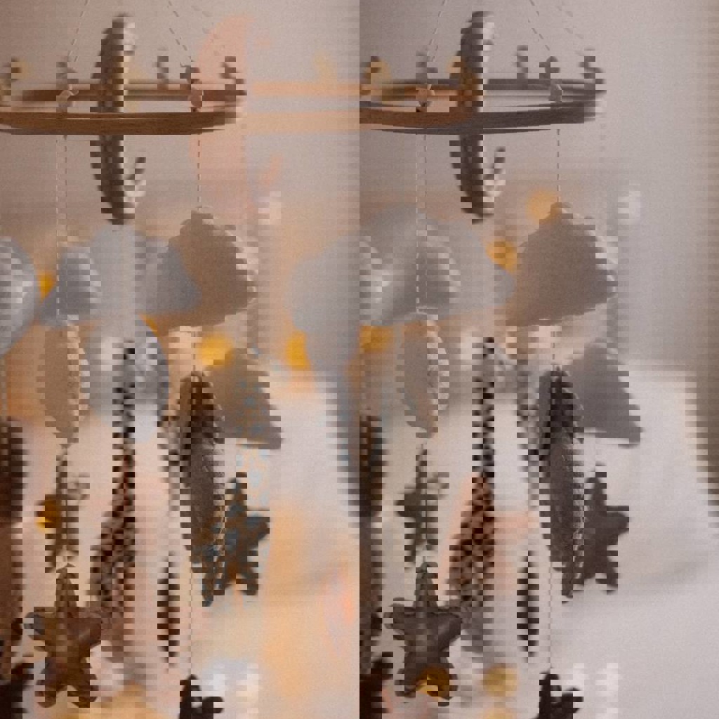 Мобиль с игрушками из фетра