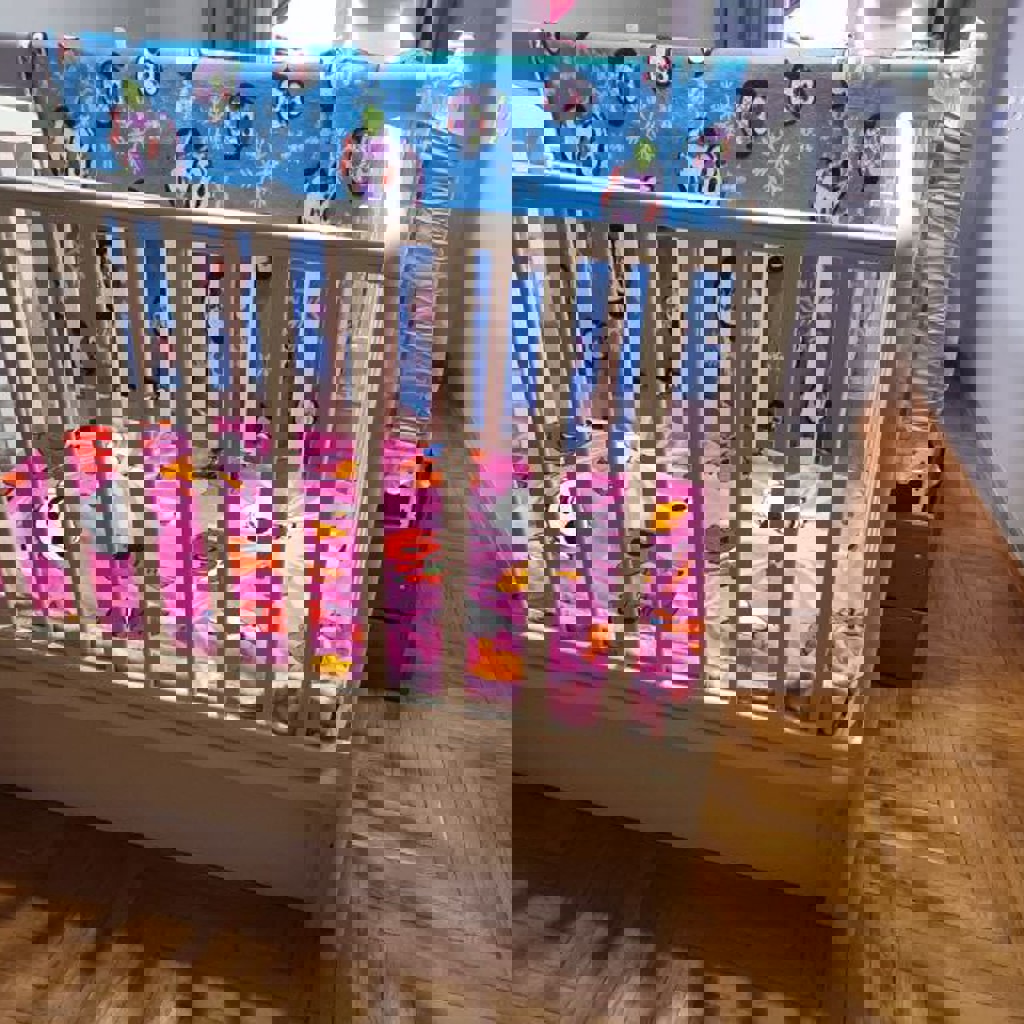 Детская кровать с маятником