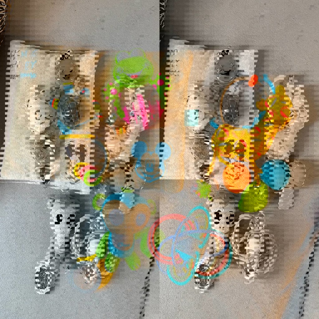 Погремушки и подушка