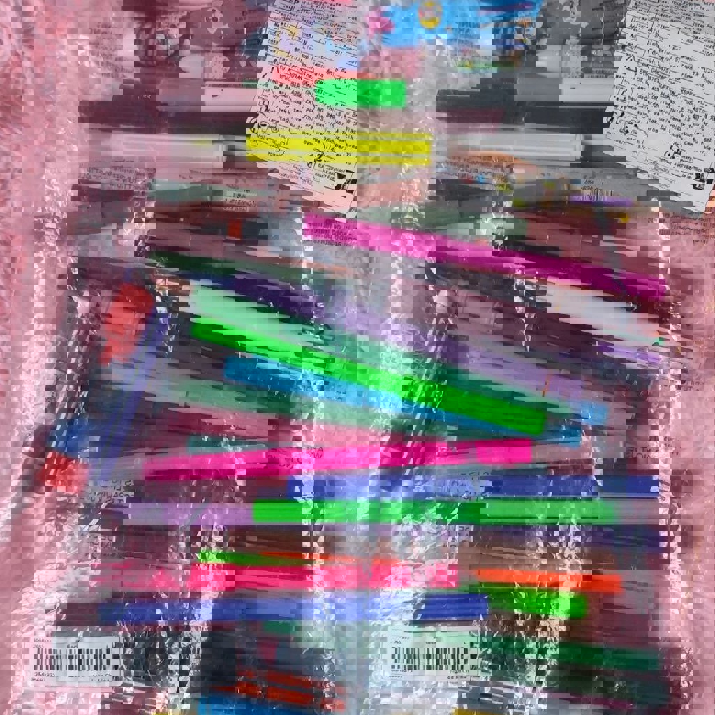 Карандаши, фломастеры, ручки, клей