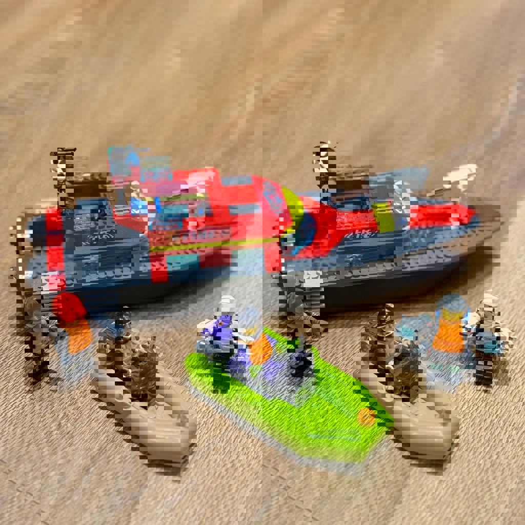 Конструктор LEGO CITY 60373 'Пожарная спасательная лодка'