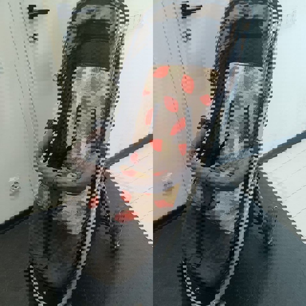 Детская прогулочная коляска