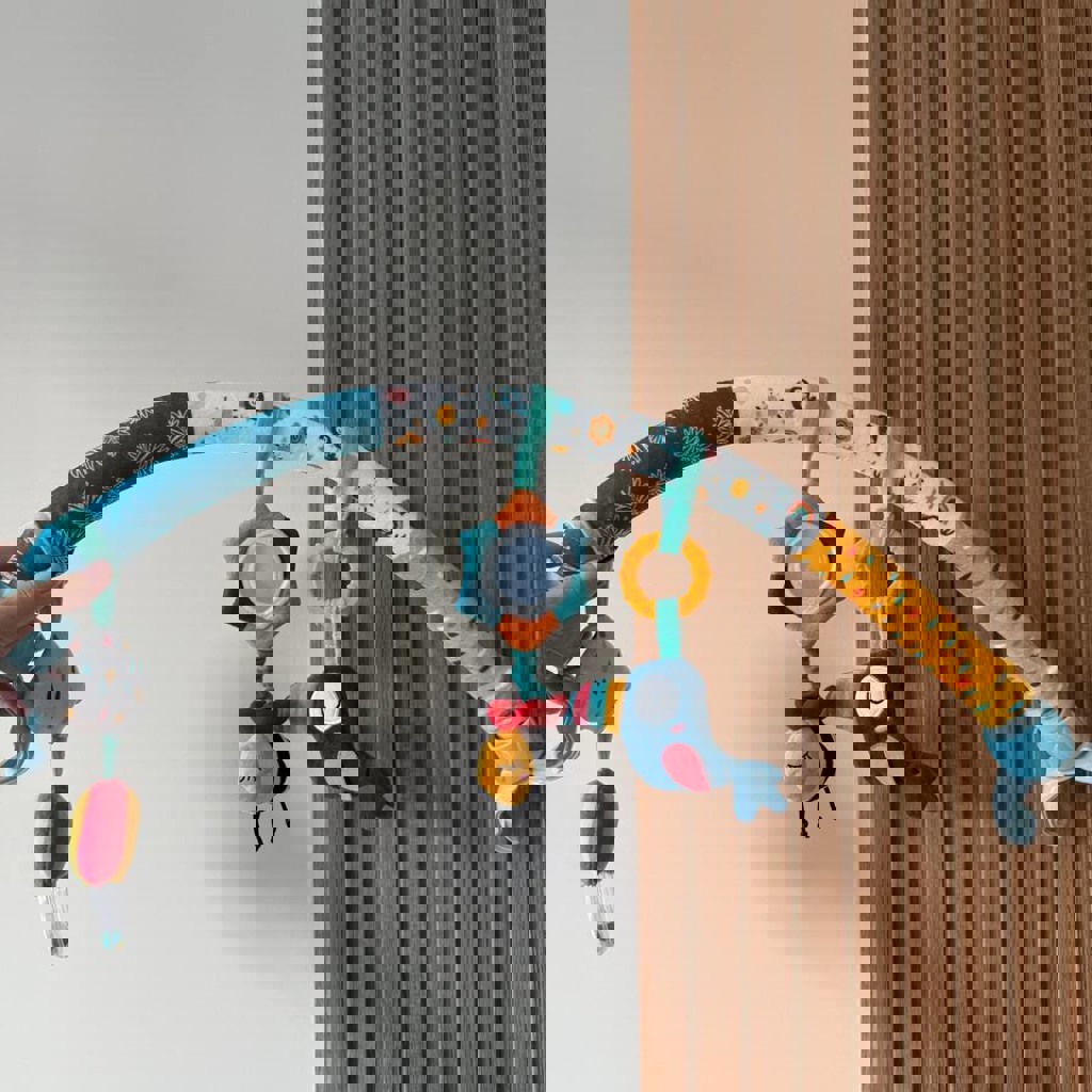 Дуга с игрушками