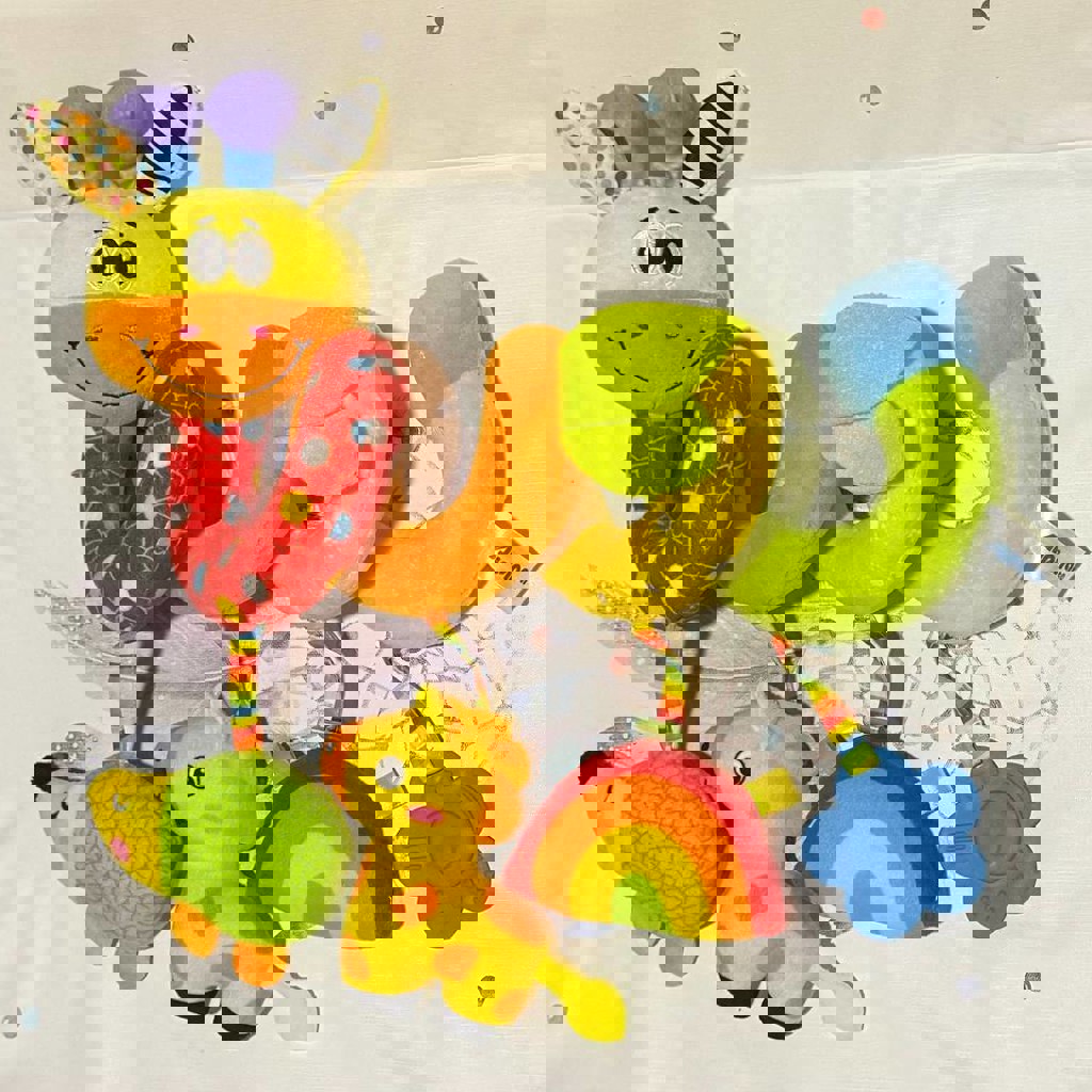 Белый зайка с пищалкой и колокольчиком