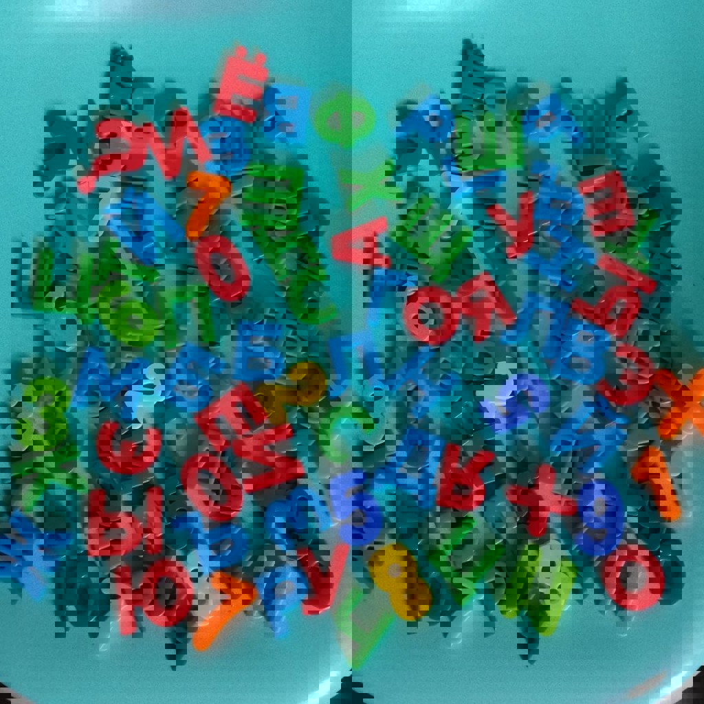 Магнитные буквы и цифры