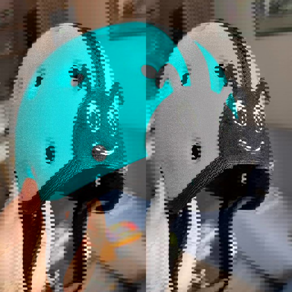 Шлем от падений для малыша