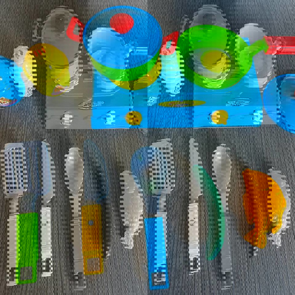 Плита с кастрюлей и сковородкой