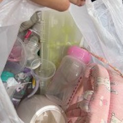 Пакет с бутылочками и принадлежностями - фото 1