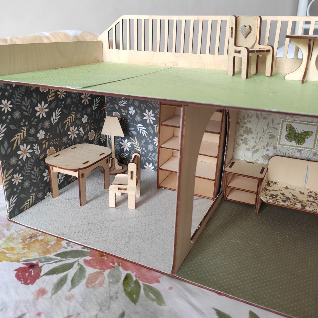 Деревянный домик с мебелью для кукол