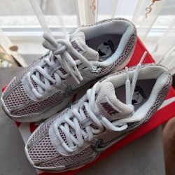 Кроссовки женские Nike Zoom Vomero 5 - фото 2