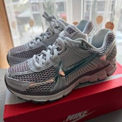 Кроссовки женские Nike Zoom Vomero 5 - фото 3
