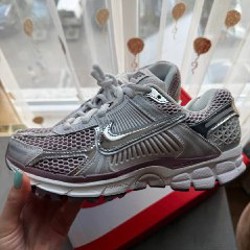 Кроссовки женские Nike Zoom Vomero 5 - фото 4