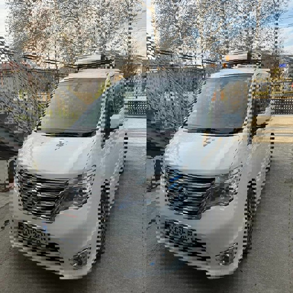 Минивэн Nissan Serena