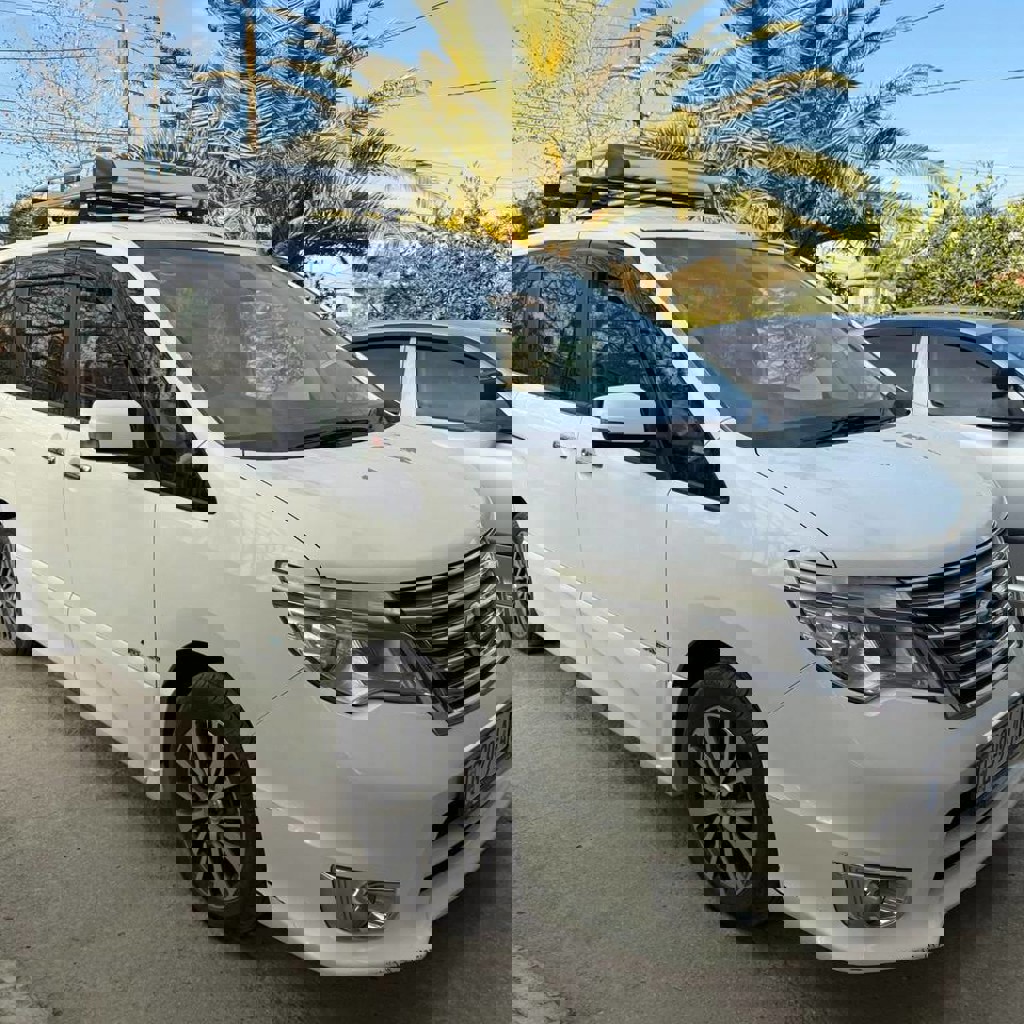 Минивен Nissan Serena