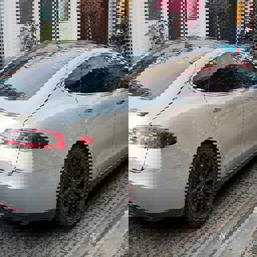 Tesla Model S 85 D Performance