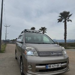 Toyota Voxy - фото 2