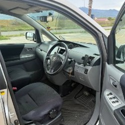 Toyota Voxy - фото 6