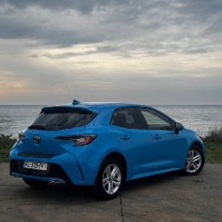 Toyota Corolla SE - фото 3