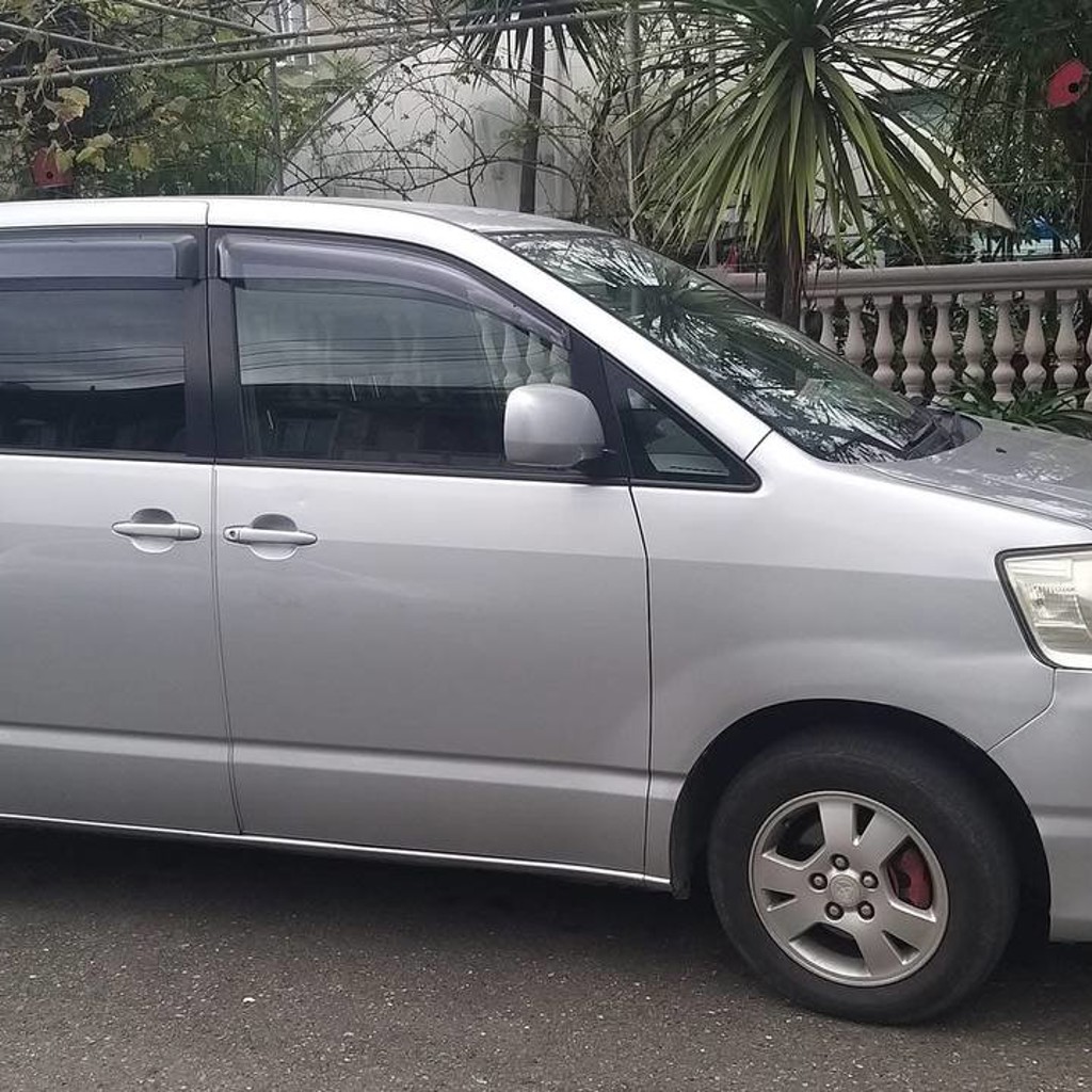 Минивэн Toyota Noah