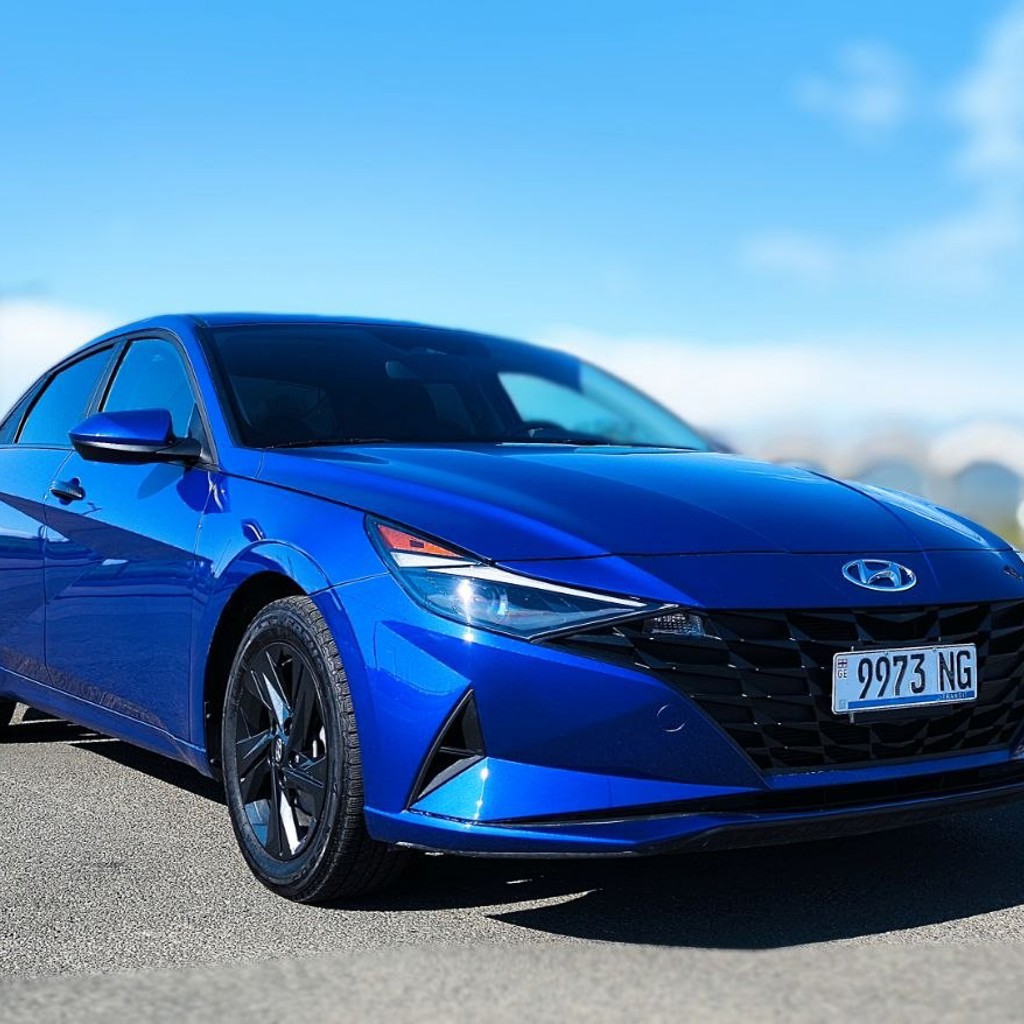 HYUNDAI Elantra Luxury