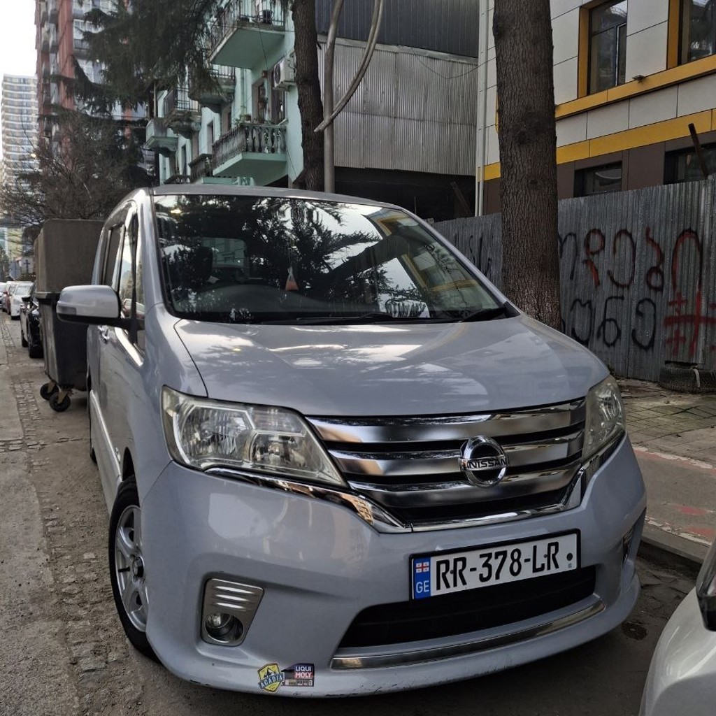 Минивен Nissan Serena