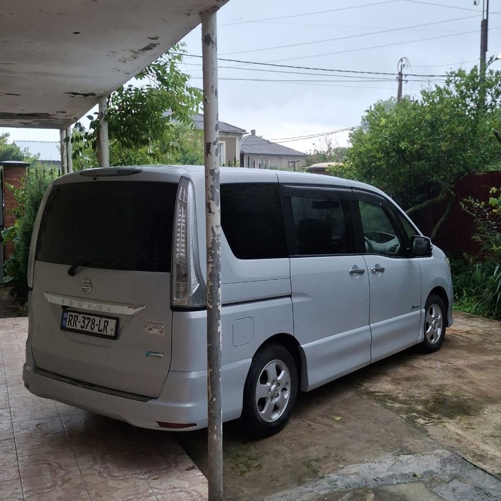 Минивен Nissan Serena