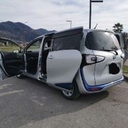 Toyota Sienta Hybrid - фото 3