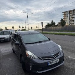 Toyota Prius V - фото 2