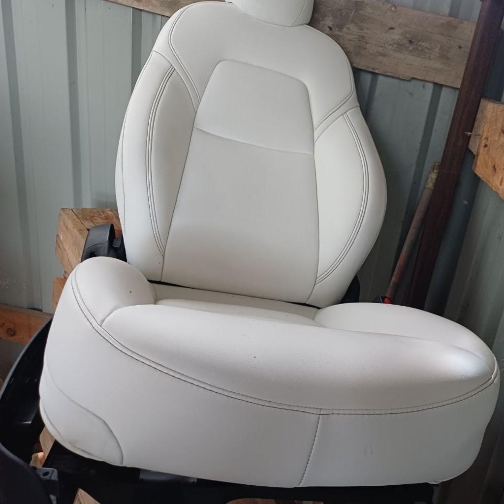 Сиденья на Tesla Model Y