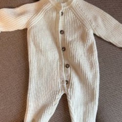 Белый вязаный комбинезон с шапочкой - фото 7