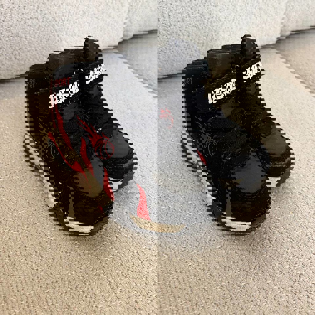 Белые кроссовки