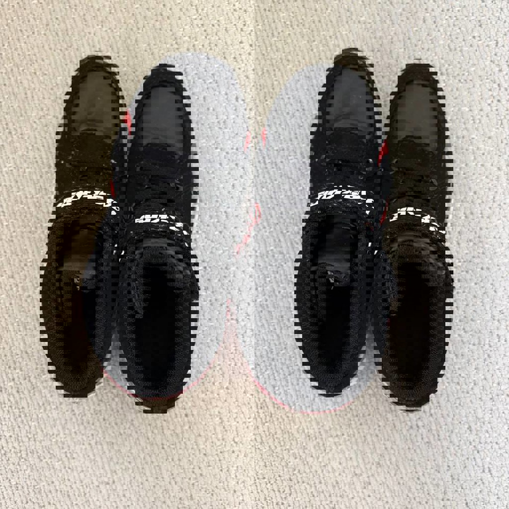 Белые кроссовки