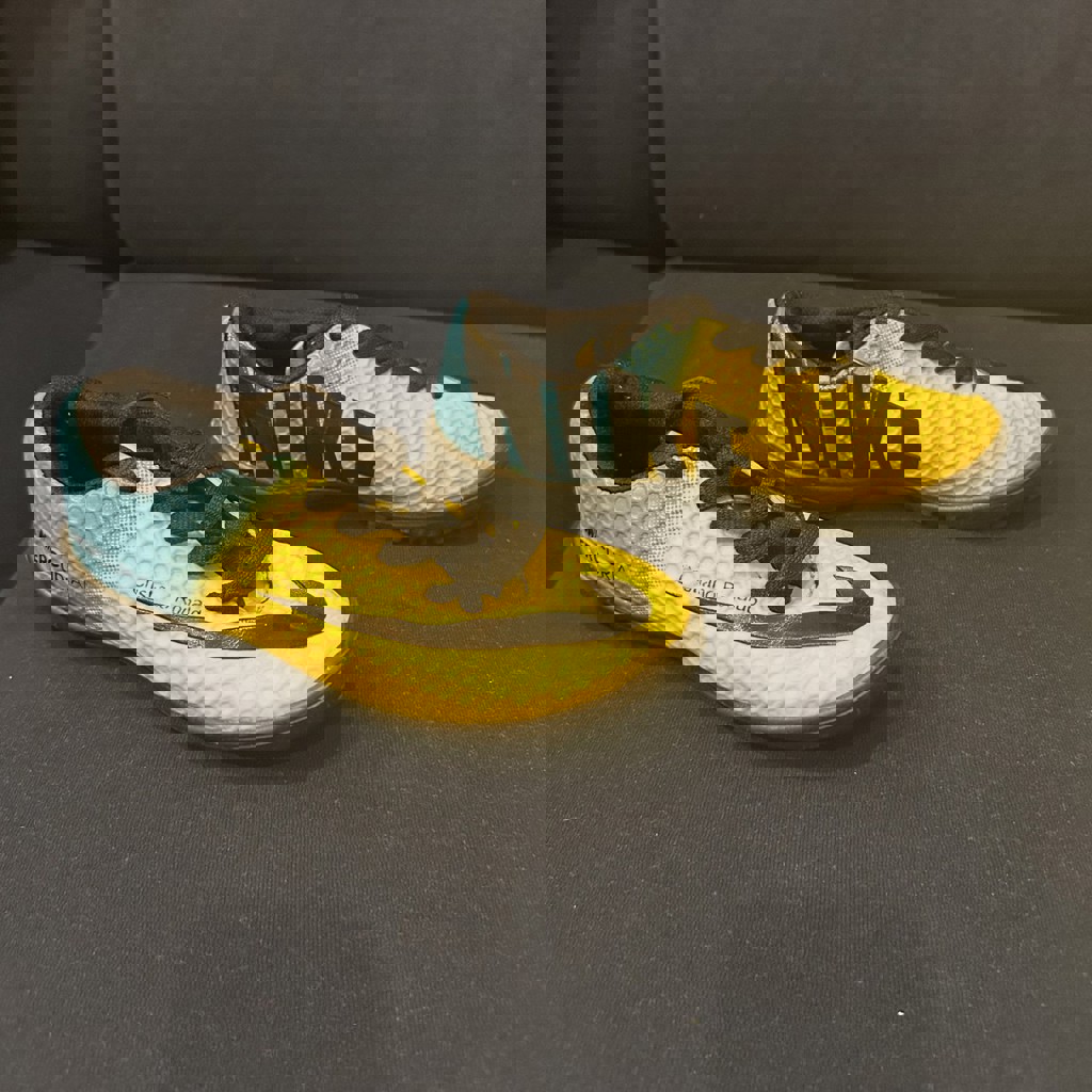 Футбольные кроссовки бутсы