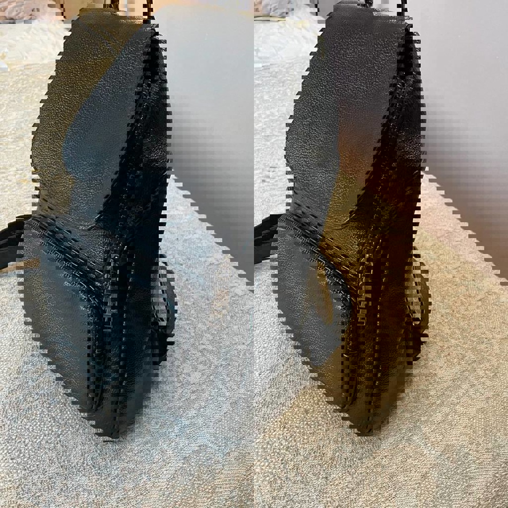 Черный кожаный рюкзак