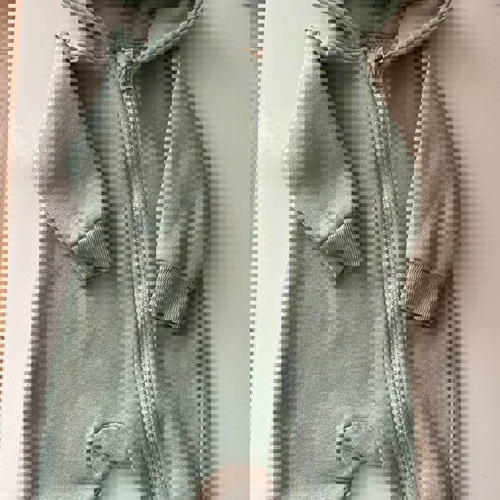 Вязаный комбинезон с пинетками