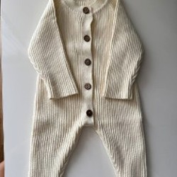 Вязаный комбинезон с пинетками - фото 3