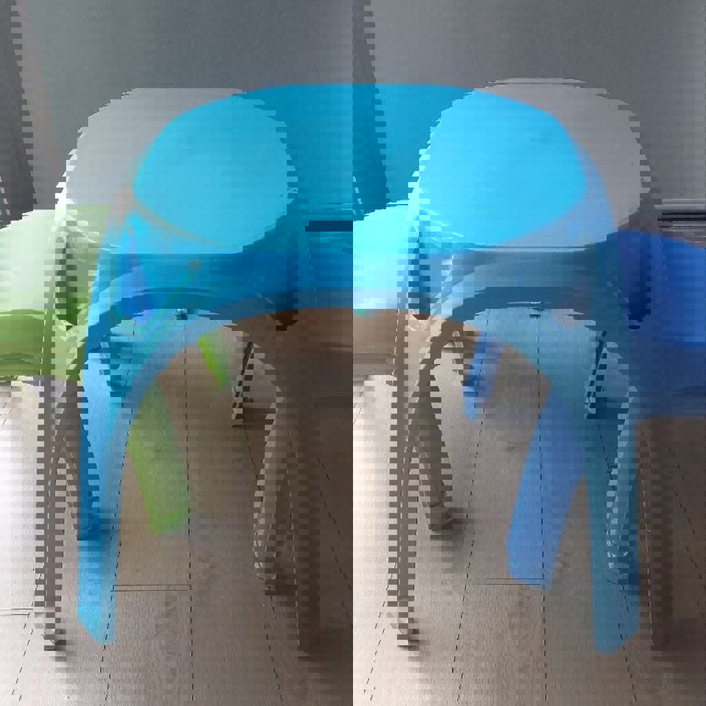 Детский стол и 4 стула